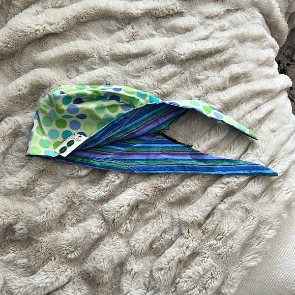 Scrub cap w/ dotted fabric and green buttons. - Picture 3 of 4